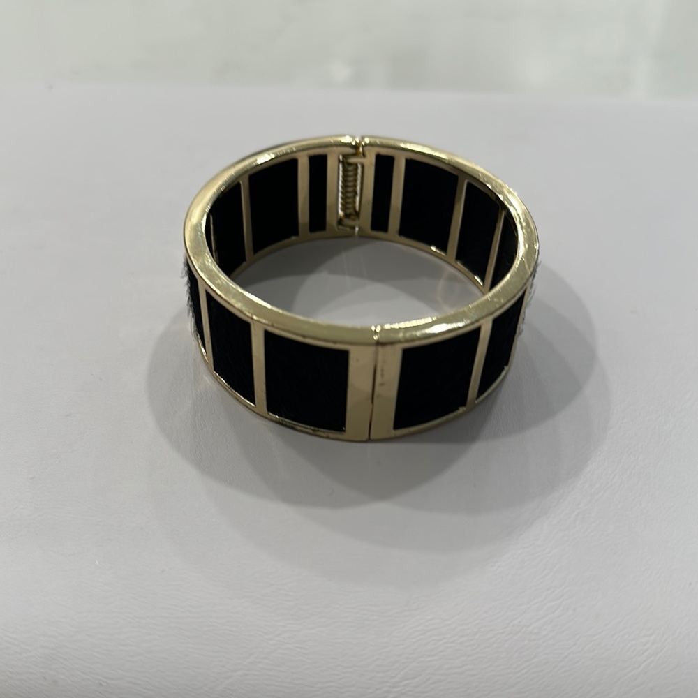 Banana Republic Black and Gold bracelet - Picture 2 of 3